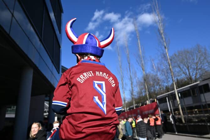 Oslo, Norwegen, 31. März 2026: Ein junger Fan mit einem Trikot von Erling Haaland wird vor dem Länderspiel zwischen Norwegen und der Schweiz vor dem Ullevaal Stadion getragen. (Foto: Stuart Franklin/Getty Images)