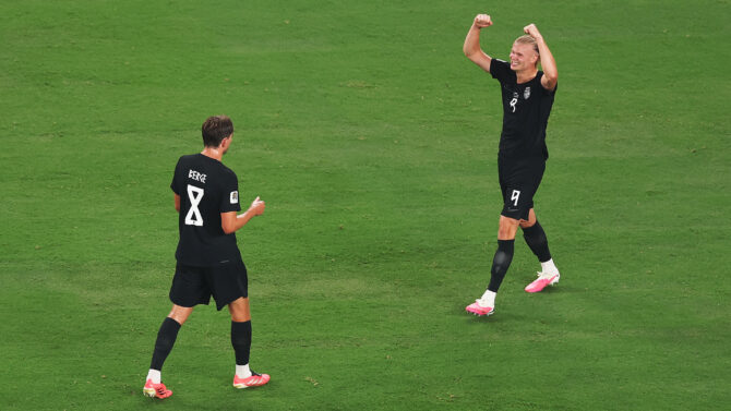 Erling Haaland und Sander Berge bejubeln ein Tor für Norwegen gegen Senegal