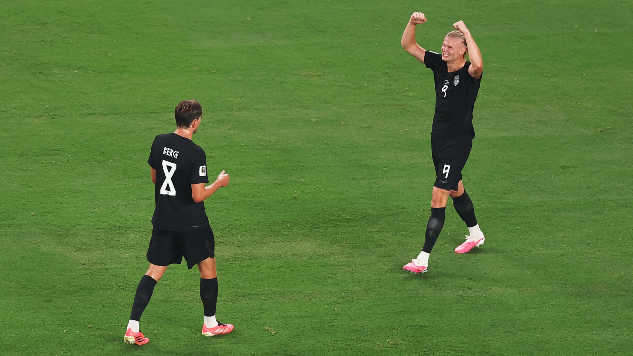 Erling Haaland und Sander Berge bejubeln ein Tor für Norwegen gegen Senegal