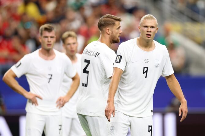 Erling Haaland (Nummer 9) und Kristoffer Ajer (Nummer 3) von Norwegen beobachten das Geschehen im Sechzehntelfinale der WM 2026 gegen die Elfenbeinküste. Die Szene entstand am 30. Juni 2026 im Dallas Stadium in Arlington, Texas. Molly Darlington / Getty Images