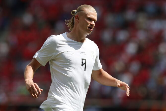 Norwegens Torjäger Erling Haaland beobachtet das Geschehen während des Testspiels gegen Marokko. Die Begegnung fand am 7. Juni 2026 im Sports Illustrated Stadium in Harrison, New Jersey statt. (Vincent Carchietta / Getty Images North America via Getty Images)