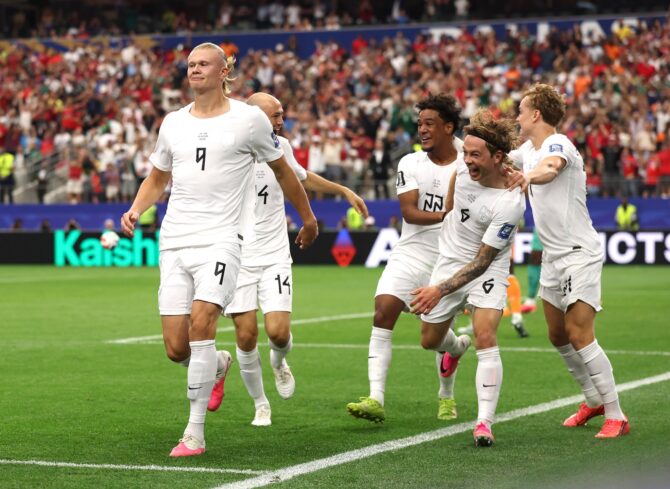 Erling Haaland (Nummer 9) von Norwegen bejubelt mit seinen Mitspielern den Treffer zum 2:0 im Sechzehntelfinale der WM 2026 gegen die Elfenbeinküste. Die Szene entstand am 30. Juni 2026 im Dallas Stadium in Arlington, Texas. Lars Baron / Getty Images