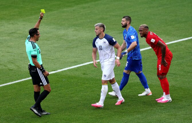 Schiedsrichter Facundo Tello zeigt Ermedin Demirovic (Nr. 10) von Bosnien-Herzegowina die Gelbe Karte beim WM-2026-Gruppenspiel der Gruppe B gegen Kanada im Toronto Stadium am 12. Juni 2026 in Toronto, Ontario. (Michael Steele / Getty Images North America via Getty Images)