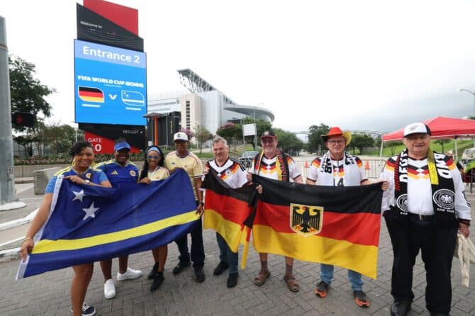 Fans aus Deutschland und Curaçao posieren mit ihren Flaggen vor dem Stadioneingang vor dem WM-2026-Gruppenspiel der Gruppe E zwischen Deutschland und Curaçao im Houston Stadium in Houston, Texas, am 14. Juni 2026. Alexander Hassenstein / Getty Images