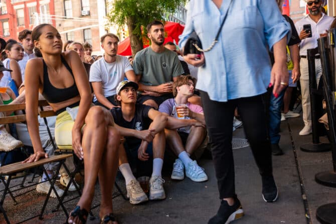 New York City, New York, USA, 16. Juni 2026: Fußballfans verfolgen das WM-Spiel zwischen Frankreich und Senegal in der traditionsreichen französischen Bar „Felix“ in Manhattan. Während der Weltmeisterschaft versammeln sich Zuschauer in Bars, Cafés und auf öffentlichen Plätzen, um die Partien gemeinsam zu verfolgen. (Foto: Spencer Platt/Getty Images)