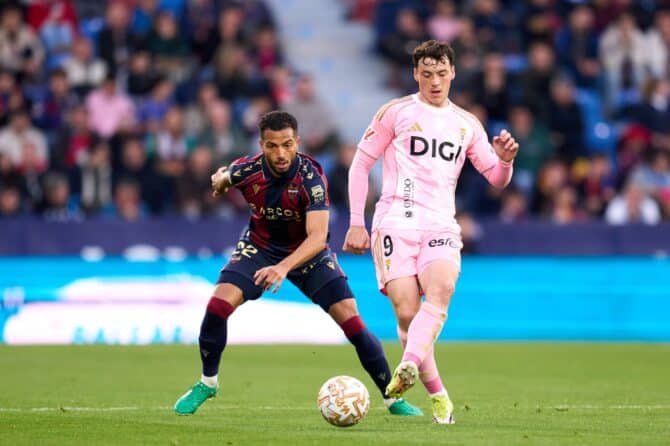 Federico Viñas behauptet als Stürmer von Real Oviedo den Ball im LaLiga-Spiel gegen Levante UD. Die Partie fand am 21. März 2026 im Estadio Ciutat de València in Valencia statt. (Alex Caparros / Getty Images Europe via Getty Images)