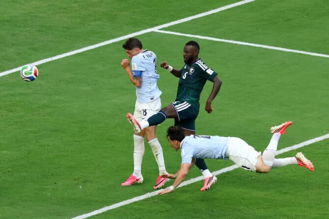 Miami, Florida, USA, 15. Juni 2026: Uruguays Federico Viñas steigt im WM-Spiel der Gruppe H gegen Saudi-Arabien im Miami Stadium zu einem Kopfball hoch. (Foto: Molly Darlington/Getty Images)