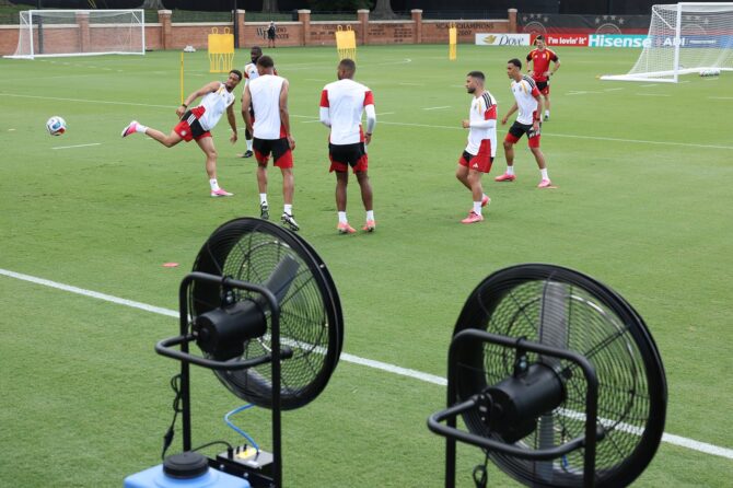Die deutsche Nationalmannschaft mit Felix Nmecha am Ball beim Abschlusstraining am 13. Juni 2026 im W. Dennie Spry Soccer Stadium von Winston-Salem, im Vordergrund sorgen Ventilatoren für Abkühlung. Einen Tag später trifft das DFB-Team zum WM-Auftakt der Gruppe E auf Curaçao. (Alexander Hassenstein / Getty Images)
