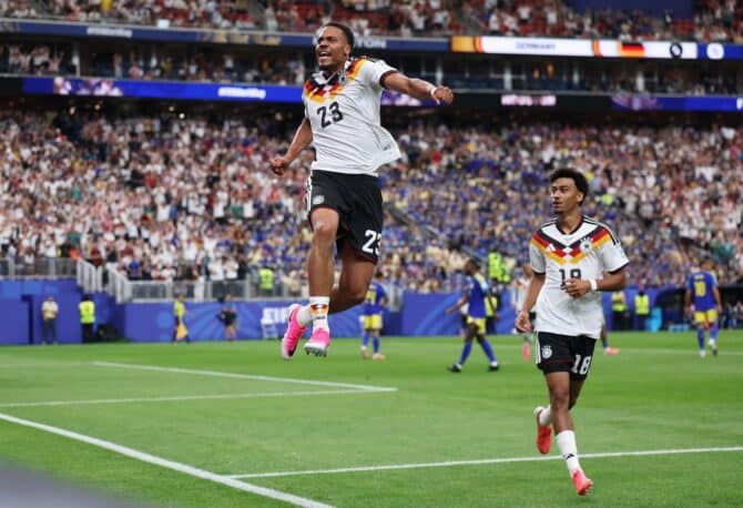 Felix Nmecha springt jubelnd in die Höhe, nachdem er das erste Tor der deutschen Mannschaft erzielt hat, während des WM-2026-Gruppenspiels der Gruppe E gegen Curaçao im Houston Stadium in Houston, Texas, am 14. Juni 2026. Lars Baron / Getty Images