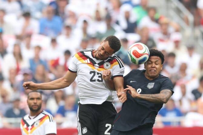 Der deutsche Mittelfeldspieler Felix Nmecha (Nr. 23) steigt im Test-Laenderspiel gegen die USA zum Kopfball hoch und setzt sich gegen Weston McKennie durch. Gespielt wurde am 6. Juni 2026 im Soldier Field von Chicago. Alexander Hassenstein / Getty Images
