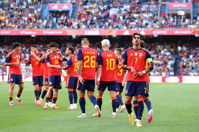 Ferran Torres feiert mit der Nummer 7 gemeinsam mit seinen Mitspielern den Führungstreffer für Spanien beim Länderspiel gegen den Irak im Estadio Riazor in La Coruña am 4. Juni 2026. Florencia Tan Jun / Getty Images