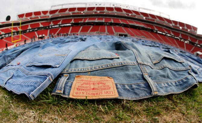 Santa Clara, Kalifornien, USA, 12. November 2014: Tausende gespendete Jeans bilden im Levi's Stadium die Kunstinstallation „Field of Jeans“. Mit der Aktion machten Levi Strauss & Co., die San Francisco 49ers und Goodwill auf Textilabfälle aufmerksam und warben für Kleiderspenden statt Entsorgung. Die Installation wurde von der Künstlerin Hannah Sitzer gestaltet. (Foto: Jed Jacobsohn/Getty Images for Levi's)