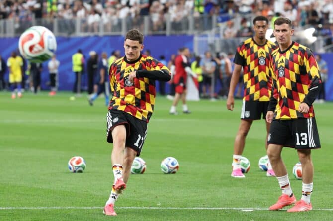 Florian Wirtz wärmt sich vor dem WM-2026-Gruppenspiel zwischen Deutschland und Curaçao am 14. Juni 2026 im Houston Stadium auf. (Alexander Hassenstein / Getty Images)
