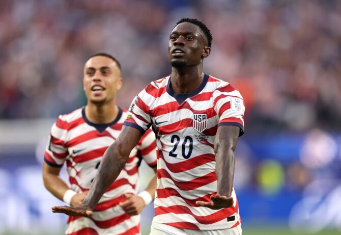 Folarin Balogun (Nummer 20) bejubelt seinen Treffer zum 3:0 für die USA gegen Paraguay. Die Szene entstand im WM-Spiel der Gruppe D am 12. Juni 2026 im Los Angeles Stadium in Los Angeles