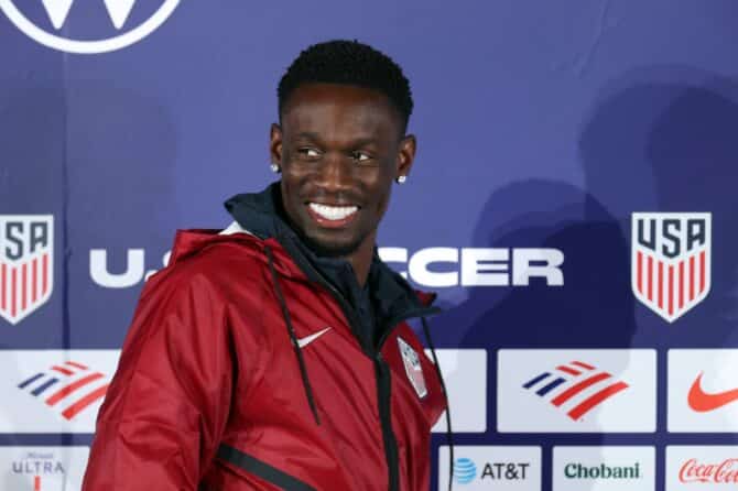 Folarin Balogun spricht bei einer Pressekonferenz der US-amerikanischen Nationalmannschaft vor der WM 2026 zu den Medien. Der Termin fand am 8. Juni 2026 im kalifornischen Irvine statt. (Jamie Squire / Getty Images North America via Getty Images)