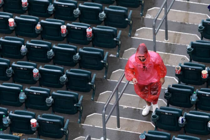 PHILADELPHIA, PENNSYLVANIA - 22. Juni: Ein Fan sucht während eines Unwetters Schutz beim WM-Spiel der Gruppe I zwischen Frankreich und dem Irak im Philadelphia Stadium bei der FIFA-Weltmeisterschaft 2026 in Philadelphia, Pennsylvania. (Foto: Darrian Traynor/Getty Images)