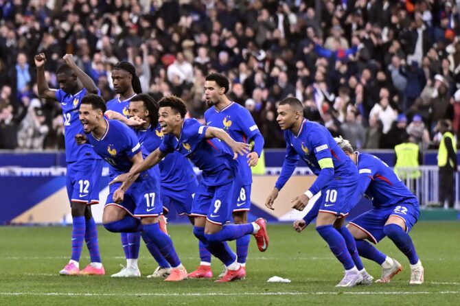 Die französische Nationalmannschaft um Randal Kolo Muani, William Saliba, Désiré Doué, Eduardo Camavinga, Warren Zaïre-Emery und Kylian Mbappé bejubelt den Sieg im Viertelfinal-Rückspiel der UEFA Nations League gegen Kroatien. Die Partie fand am 23. März 2025 im Stade de France in Paris statt. Aurelien Meunier / Getty Images Europe via Getty Images
