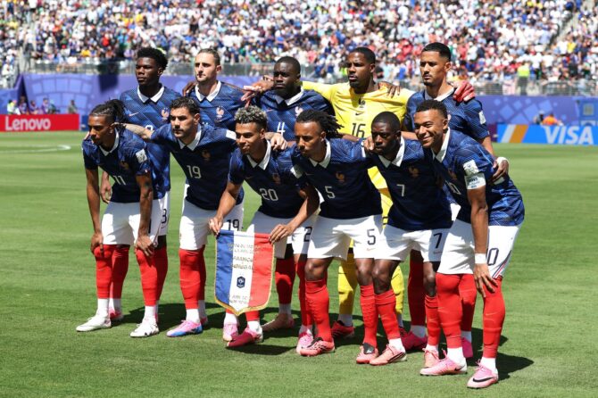 Die Spieler der französischen Nationalmannschaft stellen sich vor dem WM-Gruppenspiel der Gruppe I gegen Senegal zum Mannschaftsfoto auf. Die Partie fand am 16. Juni 2026 im New York New Jersey Stadium in East Rutherford statt. Al Bello / Getty Images