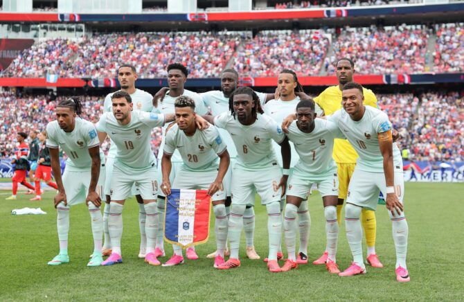 Die Mannschaft von Frankreich stellt sich vor dem Gruppe-I-Spiel der WM 2026 gegen Norwegen zum Teamfoto auf. Die Szene entstand am 26. Juni 2026 im Boston Stadium in Foxborough, Massachusetts. Mattia Ozbot / Getty Images