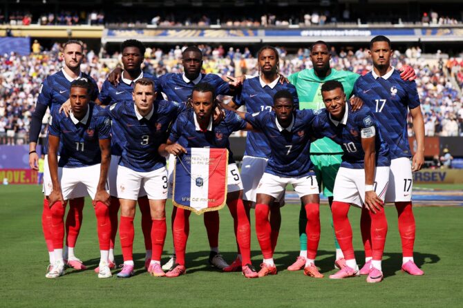 Die Mannschaft Frankreichs stellt sich vor dem Sechzehntelfinale der WM 2026 gegen Schweden zum Teamfoto auf. Die Szene entstand am 30. Juni 2026 im New York New Jersey Stadium in East Rutherford, New Jersey. Mattia Ozbot / Getty Images