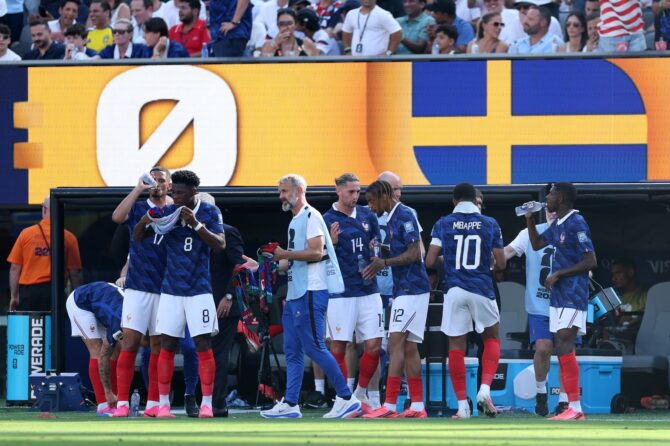 Die französischen Spieler erfrischen sich während einer Trinkpause im Sechzehntelfinale der WM 2026 gegen Schweden. Die Szene entstand am 30. Juni 2026 im New York New Jersey Stadium in East Rutherford, New Jersey. Dan Mullan / Getty Images