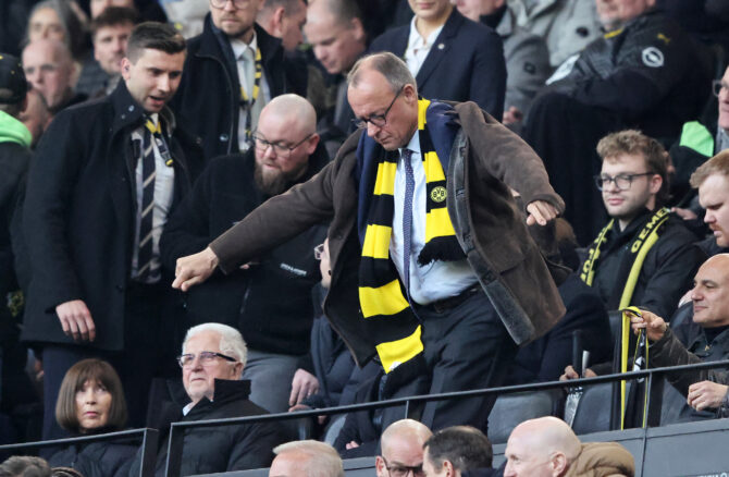 Bundeskanzler Friedrich Merz trägt vor dem Bundesligaspiel zwischen Borussia Dortmund und dem FC St. Pauli am 17. Januar 2026 im Signal Iduna Park einen Schal des BVB. (Foto: Christof Koepsel/Getty Images)