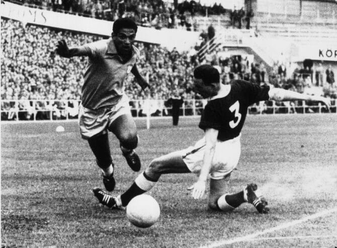 Göteborg, Schweden, 19. Juni 1958: Brasiliens Rechtsaußen Garrincha kämpft im WM-Viertelfinale gegen den Waliser Hopkins um den Ball. Brasilien gewann die Partie mit 1:0 und zog damit ins Halbfinale der Weltmeisterschaft ein. (Foto: Central Press/Getty Images)