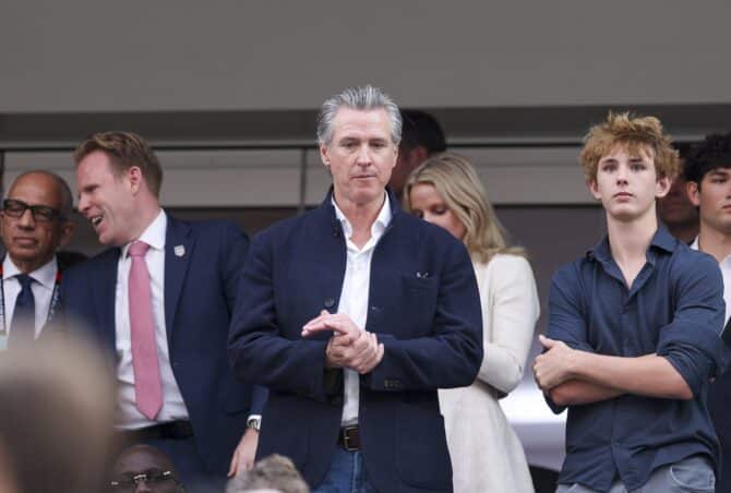 Kaliforniens Gouverneur Gavin Newsom verfolgt das WM-Spiel der Gruppe D zwischen den USA und Paraguay von der Tribüne. Die Begegnung fand am 12. Juni 2026 im Los Angeles Stadium in Los Angeles statt. (Jamie Squire / Getty Images North America via Getty Images)
