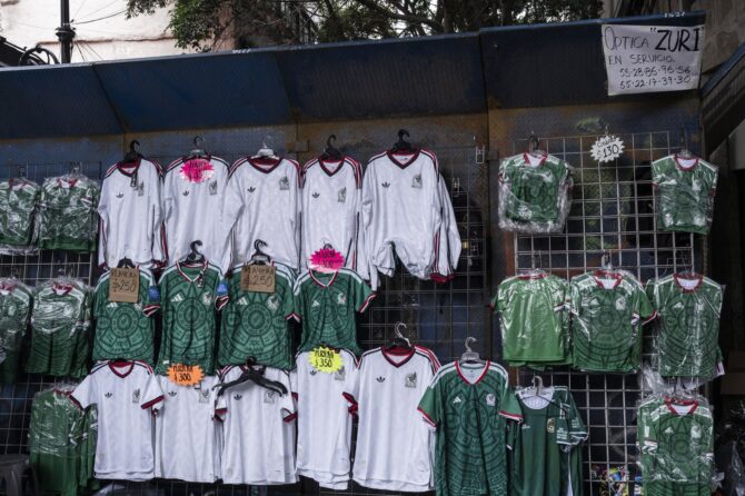 Ein Verkaufsstand mit gefälschten Trikots der mexikanischen Nationalmannschaft am 7. Juni 2026 in Mexiko-Stadt. Cristopher Rogel Blanquet / Getty Images