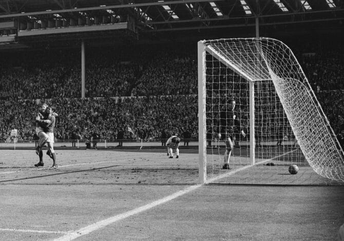 London, England, 30. Juli 1966: Geoff Hurst (2.v.l.) hebt Alan Ball nach seinem vierten Treffer im WM-Finale gegen Westdeutschland im Wembley-Stadion jubelnd hoch. Hurst erzielte einen Hattrick, England gewann mit 4:2 und wurde erstmals Weltmeister. (Foto: BIPPA/Central Press/Hulton Archive/Getty Images)