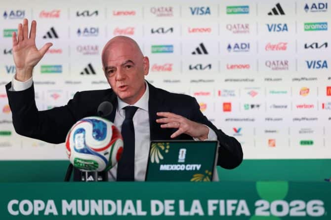 FIFA-Präsident Gianni Infantino spricht bei der offiziellen Eröffnungs-Pressekonferenz der WM 2026 am 10. Juni 2026 im Mexico City Stadium. (Carl Recine / Getty Images)