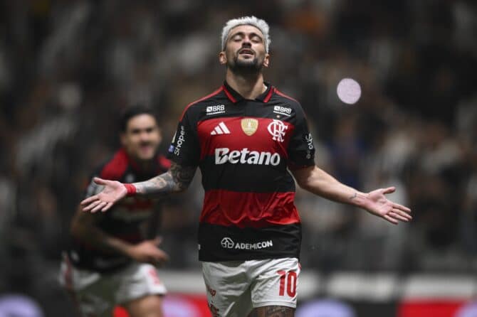 Giorgian de Arrascaeta bejubelt einen Treffer für Flamengo im Spiel der Brasileirão gegen Atlético Mineiro. Die Begegnung fand am 26. April 2026 in der Arena MRV in Belo Horizonte statt. (Pedro Vilela / Getty Images South America via Getty Images)