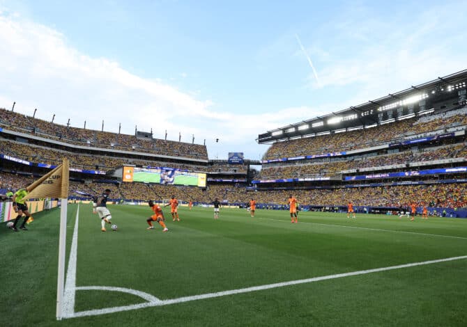 Philadelphia, Pennsylvania, USA, 14. Juni 2026: Gonzalo Plata (Nr. 19) aus Ecuador kontrolliert den Ball während des WM-Spiels der Gruppe E gegen die Elfenbeinküste im Philadelphia Stadium. (Foto: Al Bello/Getty Images)