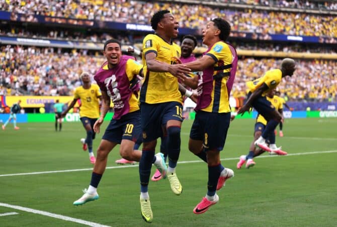 Gonzalo Plata (Mitte) bejubelt mit seinen Teamkollegen seinen Treffer zum 2:1 für Ecuador im WM-Gruppenspiel der Gruppe E gegen Deutschland. Die Partie fand am 25. Juni 2026 im New York New Jersey Stadium in East Rutherford statt. Mattia Ozbot / Getty Images