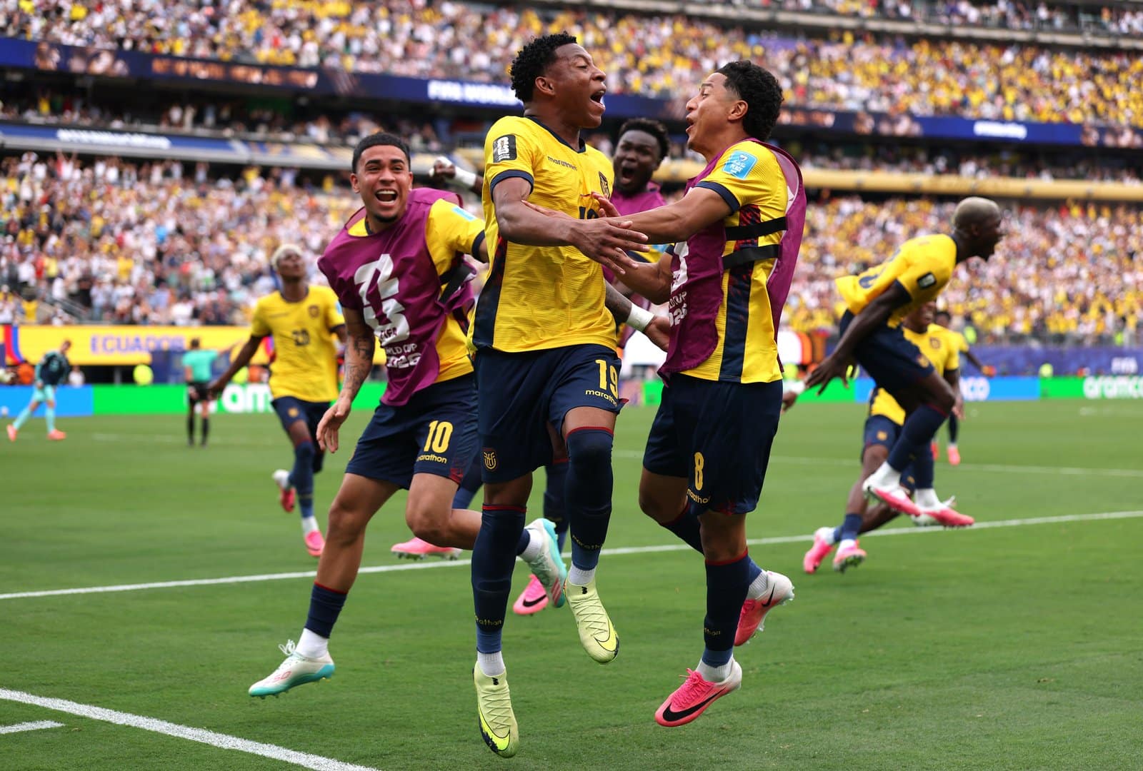 Ecuadors Spieler feiern den Treffer von Gonzalo Plata gegen Deutschland
