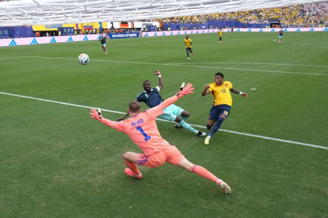Gonzalo Plata erzielt aus spitzem Winkel das 2:0 für Ecuador und überwindet dabei den herauslaufenden deutschen Torhüter Manuel Neuer. Die Aufnahme aus einer Kamera im Tor entstand beim Gruppenspiel der Gruppe E bei der Fußball-Weltmeisterschaft 2026 zwischen Ecuador und Deutschland am 25. Juni 2026 im New York New Jersey Stadium in East Rutherford. Mattia Ozbot / Getty Images