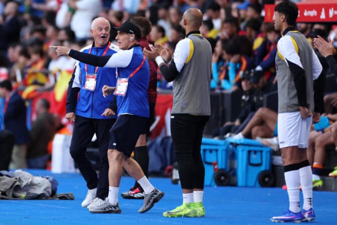La Coruña, Spanien, 4. Juni 2026: Iraks Nationaltrainer Graham Arnold gibt seinen Spielern während des Länderspiels gegen Spanien im Estadio Riazor Anweisungen von der Seitenlinie. (Foto: Florencia Tan Jun/Getty Images)
