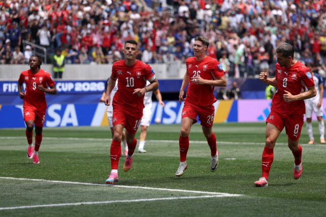 Schweiz-Kapitän Granit Xhaka bejubelt gemeinsam mit seinen Teamkollegen Cedric Itten und Remo Freuler den Treffer zum 4:0 im WM-2026-Gruppenspiel der Gruppe B gegen Bosnien und Herzegowina. Die Partie fand am 18. Juni 2026 im Los Angeles Stadium in Inglewood, Kalifornien, statt. Dean Mouhtaropoulos / Getty Images
