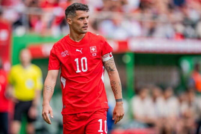 Kapitän Granit Xhaka im Trikot der Schweizer Nationalmannschaft beim Testspiel gegen Jordanien. Die Begegnung fand am 31. Mai 2026 im Kybunpark in St. Gallen statt. (Sona Maleterova / Getty Images Europe via Getty Images)