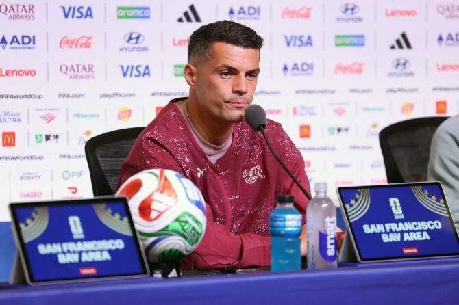 Kapitän Granit Xhaka spricht auf der Pressekonferenz der Schweizer Nationalmannschaft, einen Tag vor dem WM-Spiel der Gruppe B gegen Katar. Der Termin fand am 12. Juni 2026 im San Francisco Bay Area Stadium in San Francisco statt. (Fran Santiago / Getty Images North America via Getty Images)