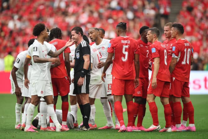 VANCOUVER, BRITISH COLUMBIA - 24. Juni: Die Spieler geraten aneinander, nachdem Granit Xhaka (#10) aus der Schweiz bei einem Freistoß versehentlich den Kanadier Cyle Larin (#9) trifft. Die Szene ereignete sich während des FIFA-Weltmeisterschafts-Gruppenspiels der Gruppe B zwischen der Schweiz und Kanada im BC Place Vancouver am 24. Juni 2026 in Vancouver, British Columbia. (Foto: Alex Grimm/Getty Images)