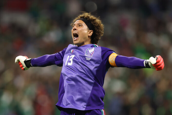 Torwart Guillermo Ochoa jubelt mit weit ausgebreiteten Armen im violetten Mexiko-Trikot.