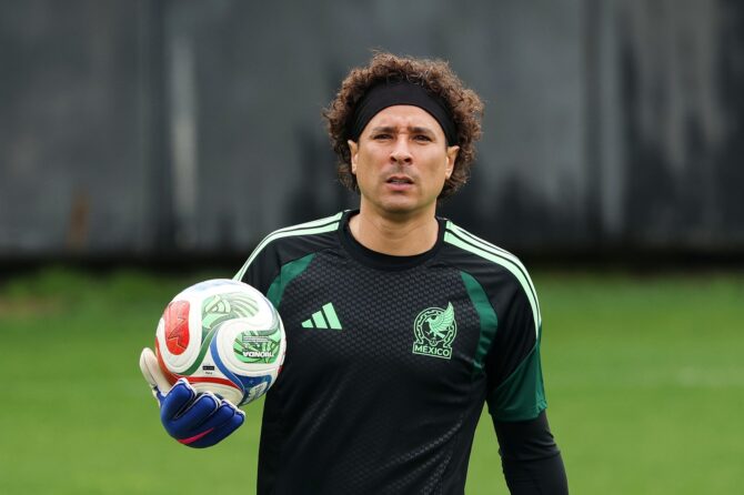Guillermo Ochoa, Torhüter der mexikanischen Nationalmannschaft, beim Abschlusstraining im Centro de Alto Rendimiento in Mexiko-Stadt einen Tag vor dem WM-Auftaktspiel gegen Südafrika am 10. Juni 2026. (Luke Hales / Getty Images)