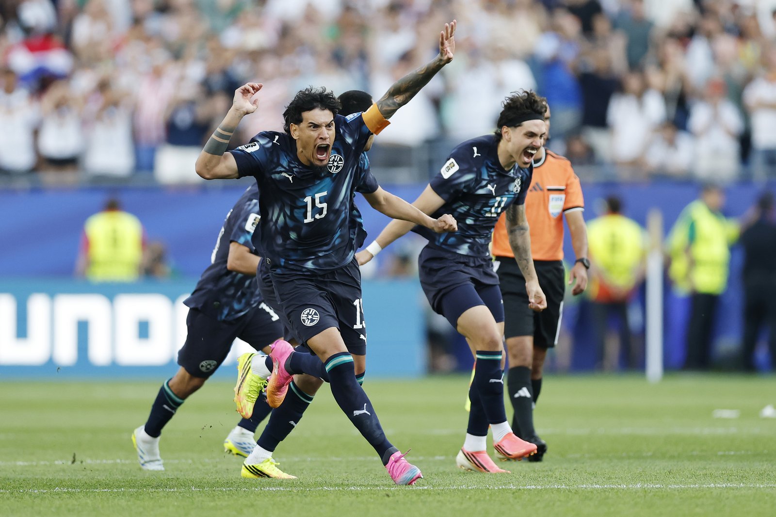 Paraguays Kapitän Gustavo Gomez (Nummer 15) reißt schreiend die Arme hoch und stürmt mit seinen Mitspielern los, nachdem Jose Canale den entscheidenden Elfmeter zum Sieg verwandelt hat. Aufgenommen im Sechzehntelfinale der WM 2026 zwischen Deutschland und Paraguay im Boston Stadium in Foxborough am 29. Juni 2026. (Michael Reaves / Getty Images)