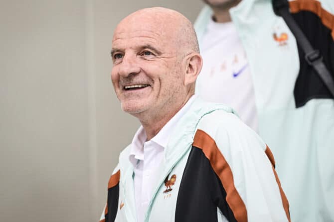 BOSTON, MASSACHUSETTS - 10. Juni: Frankreichs Co-Trainer Guy Stéphan trifft am Boston Logan International Airport ein. Die französische Nationalmannschaft bezog dort vor Beginn der FIFA-Weltmeisterschaft 2026 ihr Quartier. (Foto: Jaiden Tripi/Getty Images)