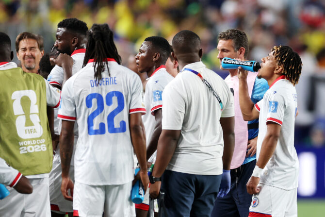 PHILADELPHIA, PENNSYLVANIA - 19. Juni: Spieler der haitianischen Nationalmannschaft trinken während einer Trinkpause im FIFA-Weltmeisterschafts-Gruppenspiel der Gruppe C zwischen Brasilien und Haiti im Philadelphia Stadium am 19. Juni 2026 in Philadelphia, Pennsylvania. (Foto: Darrian Traynor/Getty Images)