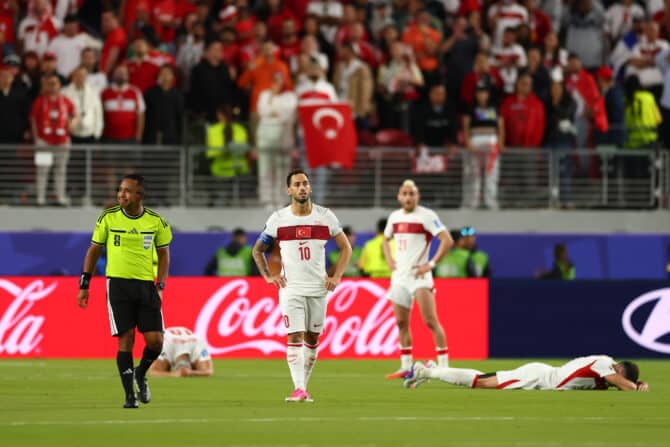 Santa Clara, Kalifornien, USA, 19. Juni 2026: Hakan Çalhanoğlu (10) aus der Türkei reagiert enttäuscht nach der 0:1-Niederlage gegen Paraguay im WM-Gruppenspiel der Gruppe D im San Francisco Bay Area Stadium. (Foto: Dean Mouhtaropoulos/Getty Images)
