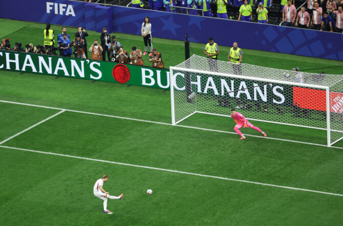 Arlington, Texas, USA, 17. Juni 2026: Englands Kapitän Harry Kane (9) verwandelt im WM-Gruppenspiel der Gruppe L gegen Kroatien im Dallas Stadium einen Elfmeter zur Führung seiner Mannschaft. (Foto: Richard Pelham/Getty Images)