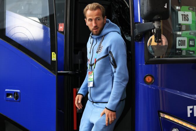 Harry Kane trifft vor dem WM-2026-Gruppenspiel zwischen England und Ghana am Stadion ein. Englands Kapitän kam am 23. Juni 2026 zur Partie der Gruppe L im Boston Stadium in Foxborough, Massachusetts. (Buda Mendes / Getty Images)