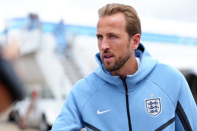 Englands Kapitän Harry Kane bei der Ankunft am Charles B. Wheeler Downtown Airport in Kansas City. Die Szene entstand am 13. Juni 2026 im Vorfeld der WM 2026 in Missouri. Ed Zurga / Getty Images North America via Getty Images